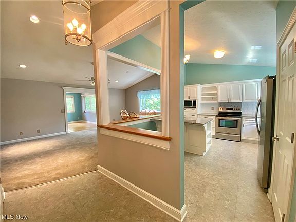 5th image of 142 Burlington Oval Dr