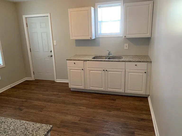 Kitchen w granite counter tops