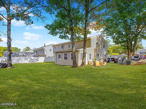 4th image of 640 Leeward Avenue