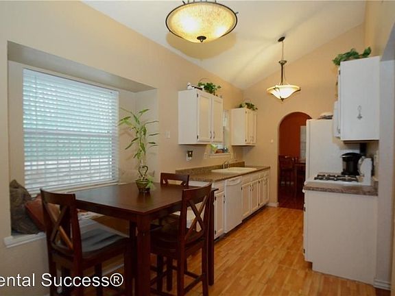 4th image of 636 Bristol Dr
