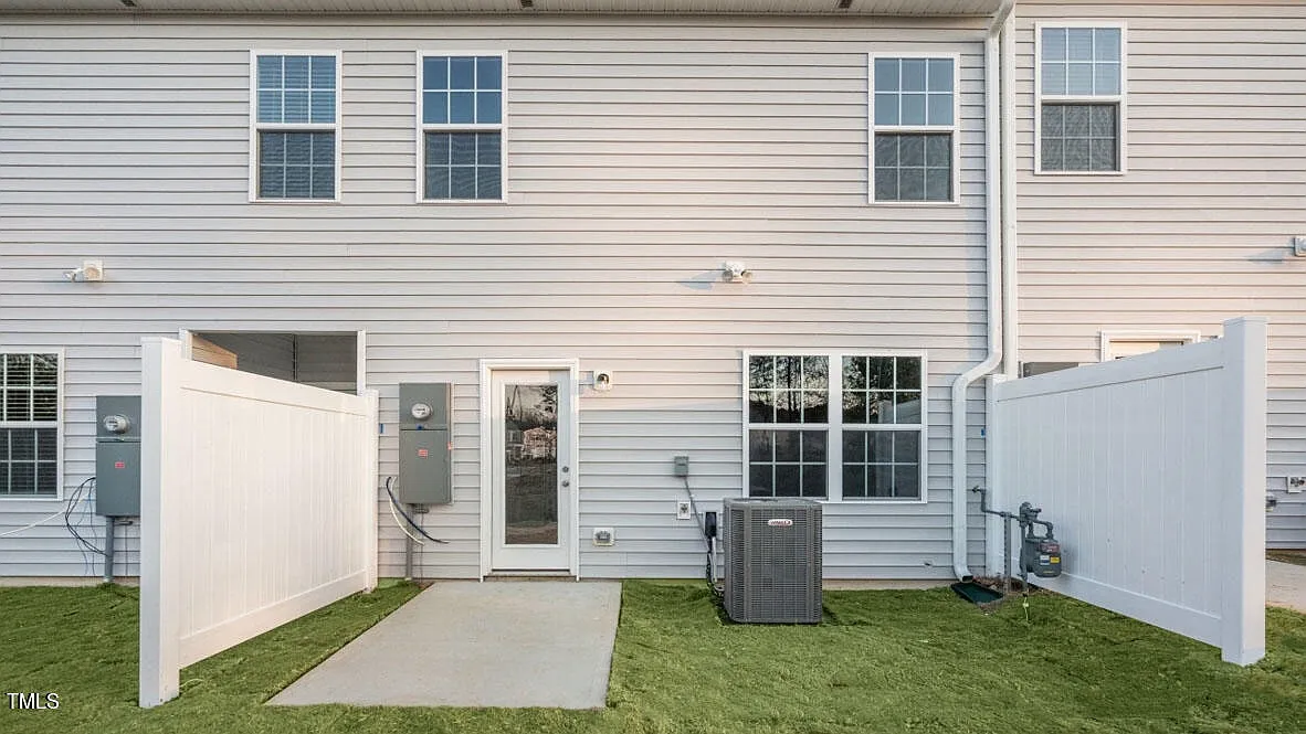 3 bed, 2.5 bath, 1416 sqft, $1,800 — Photo 2