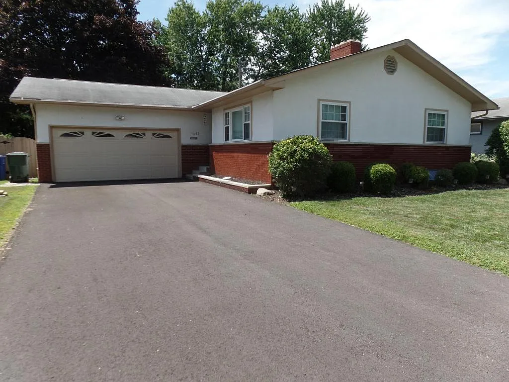 4841 Esterbrook Rd photo 1