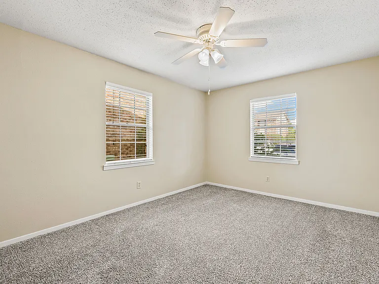 Colonial Plaza Apartments — Photo 21