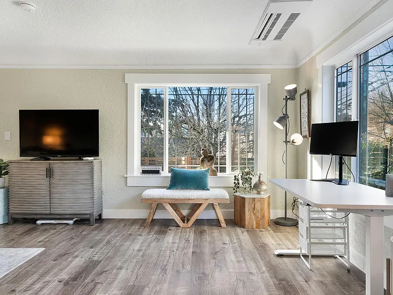 15th Ave — Photo 29