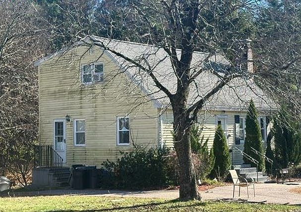 2nd image of 32 Chandler Ave