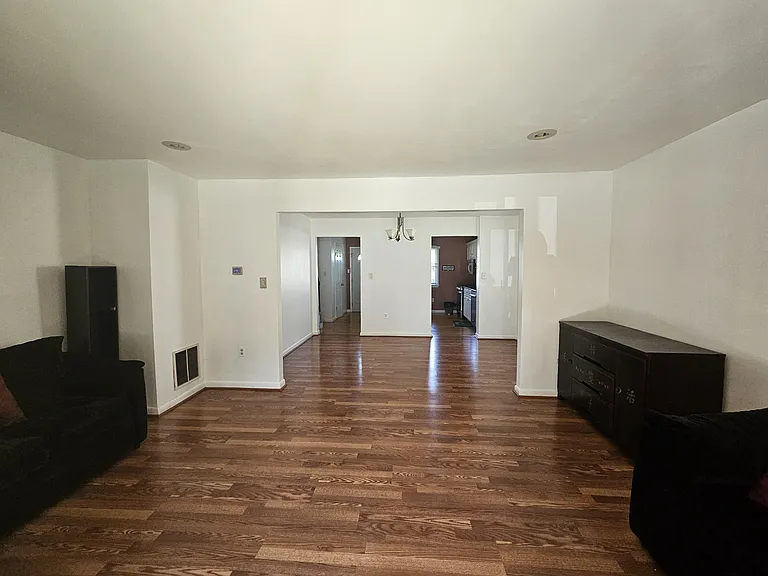 158 Marshall Ave W — Photo 5