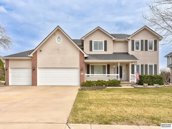 307 Inglewood Dr, Papillion, NE 68133