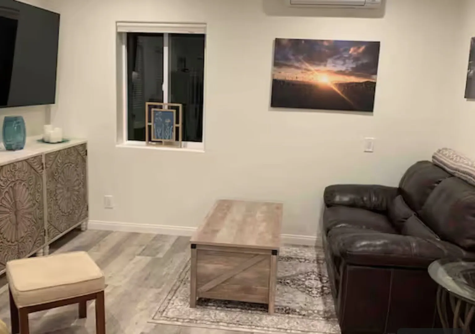 Updated 1-Bed, 1-Bath w/Full Kitchen, Workspace, WIFI & Living Room — Photo 4