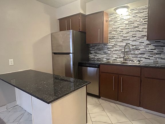 Granite countertops - Eat at Island w/ storage