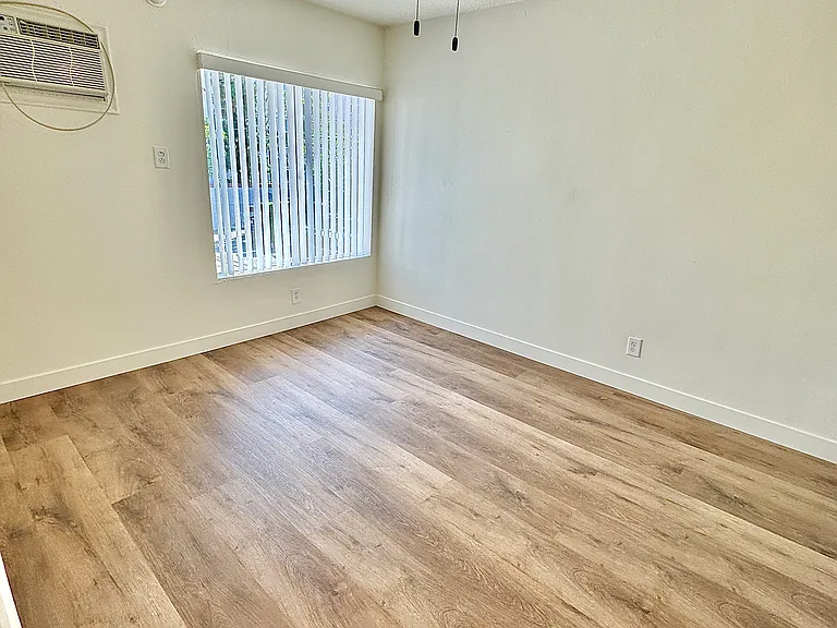 Whitsett Ave — Photo 9