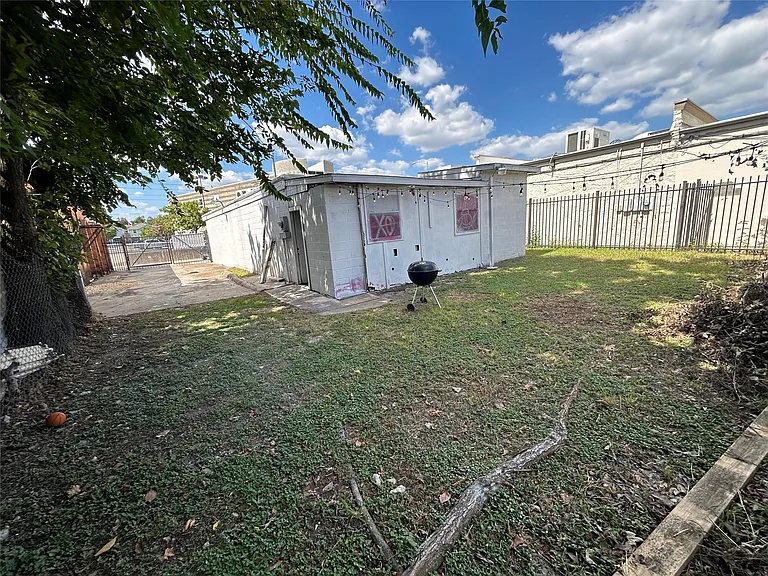 1804 N Main St — Photo 9