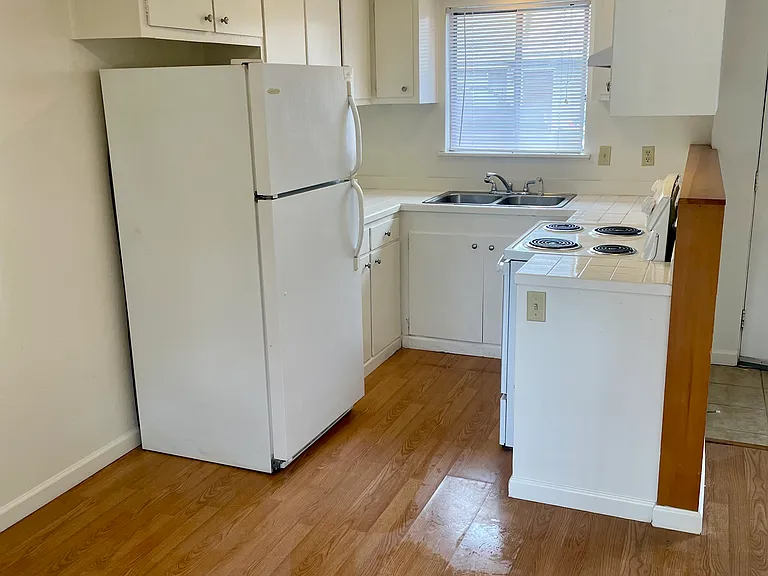 2458 Longwood Dr #4 — Photo 3