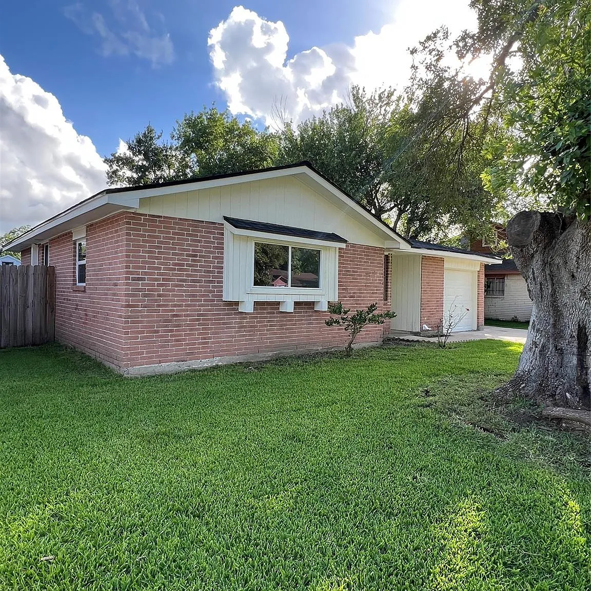 3 bed, 2.0 bath, 1077 sqft, $1,900 — Photo 3