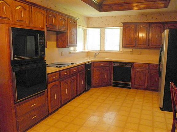 3rd image of 1332 Carriage Creek Dr