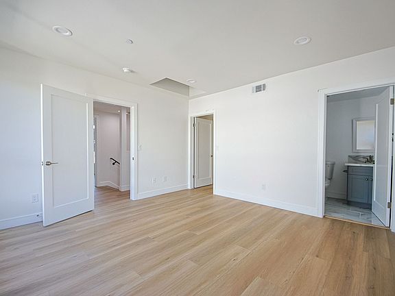 3rd image of 10801 Kling St #2