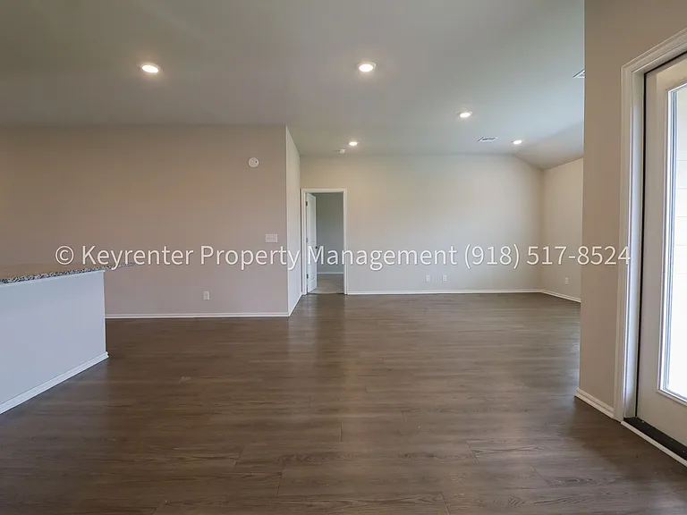 1308 Sunstone St — Photo 27