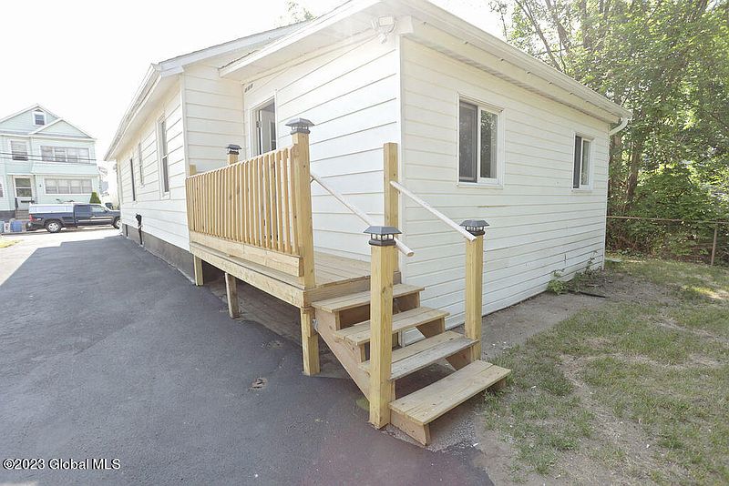 4th image of 820 Bradt Street