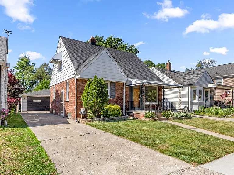 22312 Madison St — Photo 2