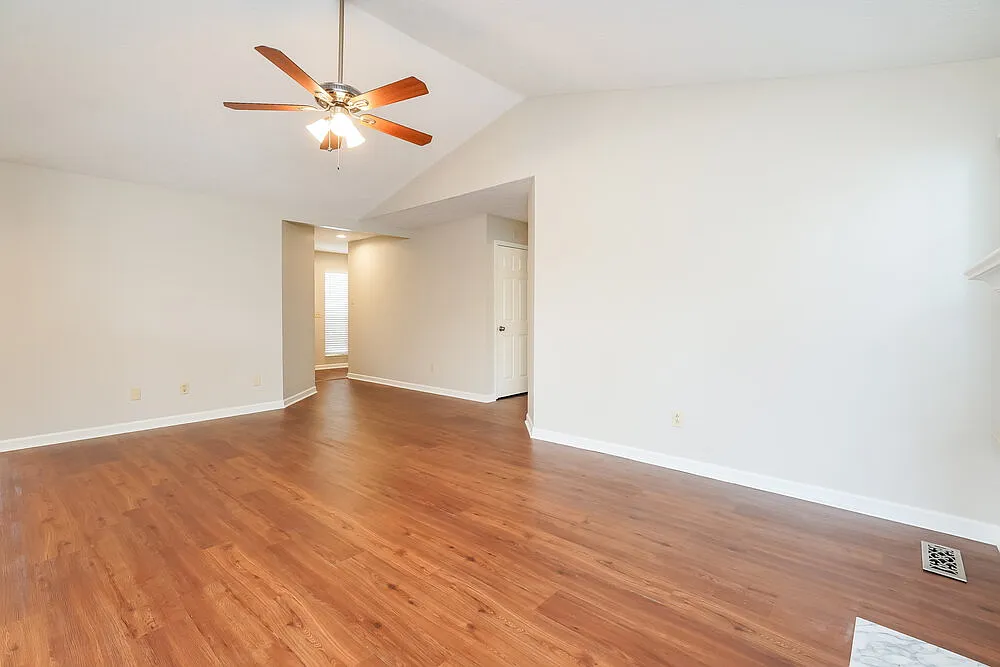 3 bed, 2.0 bath, 1362 sqft, $2,145 — Photo 3