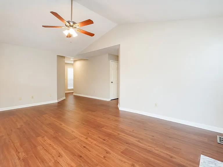1019 Cedar Creek Village Rd — Photo 3