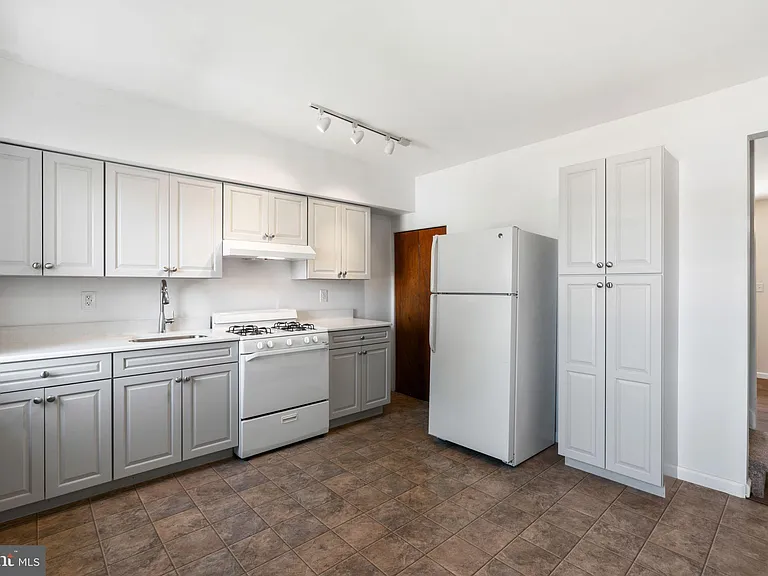 613 N Scott St — Photo 7