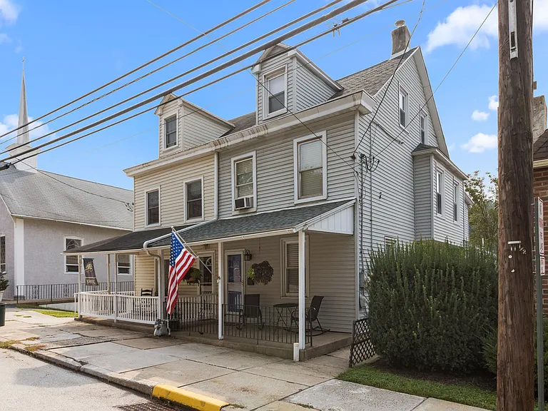 437 Ford St — Photo 2