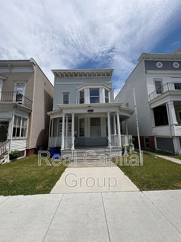 2 bed, 1.0 bath, $1,250 — Photo 1