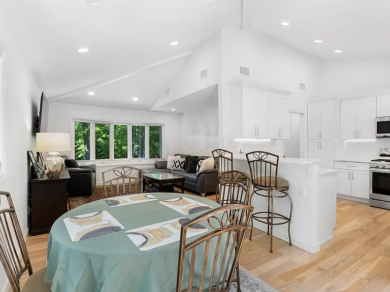 52 Walker Ave — Photo 4