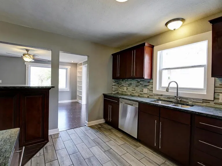 1421 Rogers St — Photo 10