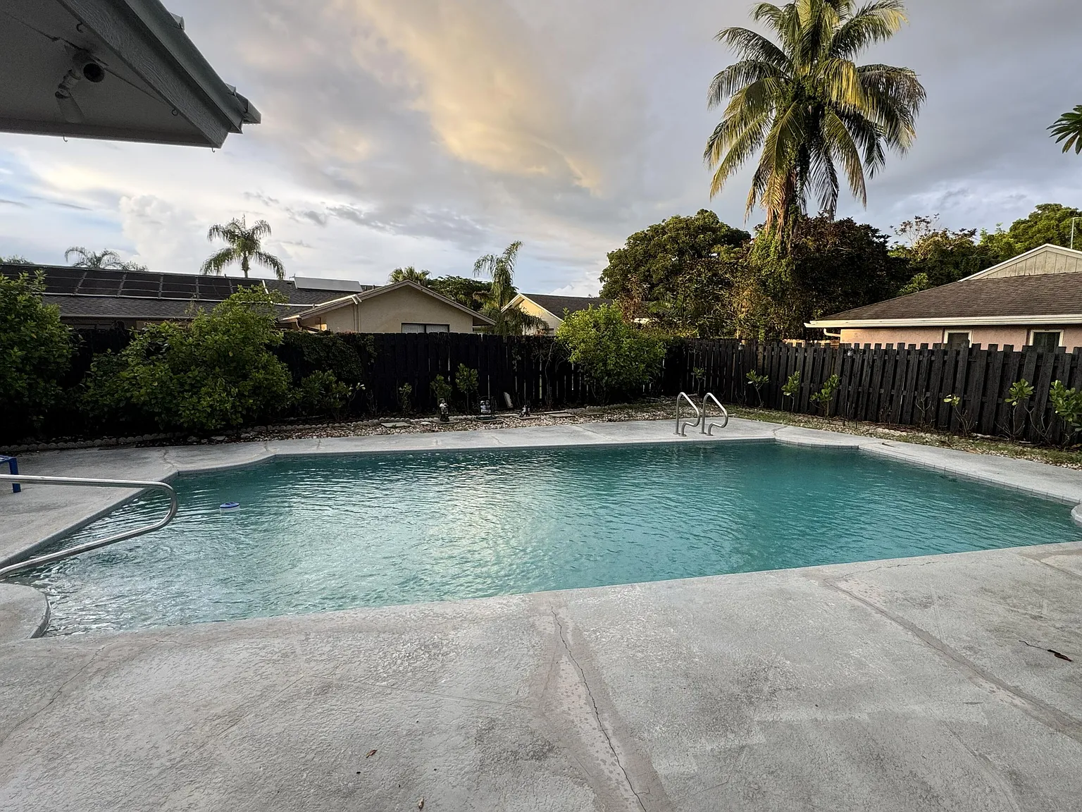 5 bed, 2.0 bath, 1774 sqft, $8,000 — Photo 2
