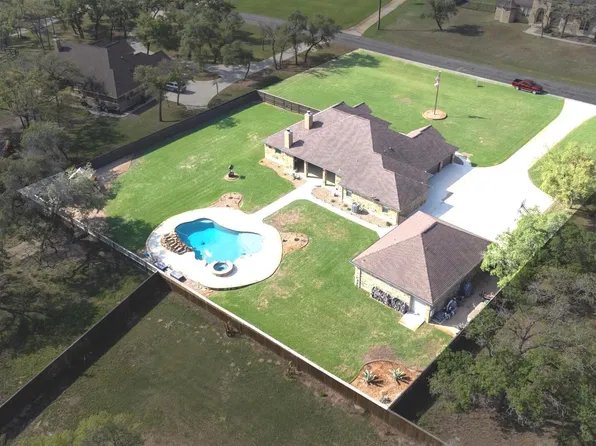 133 Woodlands Drive, La Vernia, TX 78121
