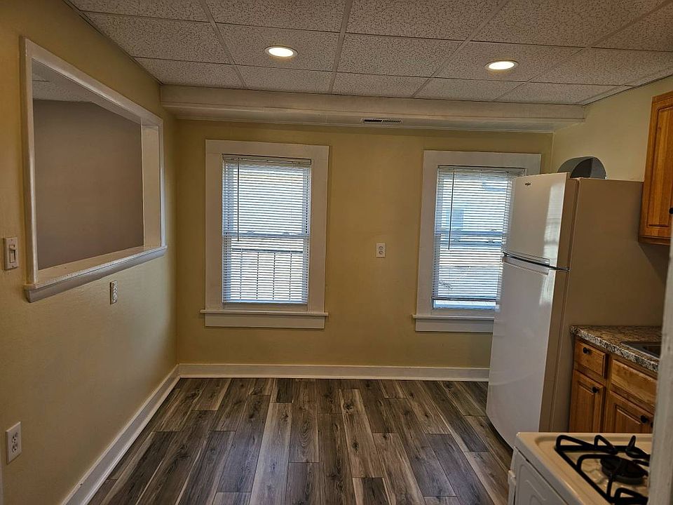 Kitchen as you walk in front door. Lots of light