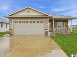 302 Knotty Pine Ln, Seward, NE 68434