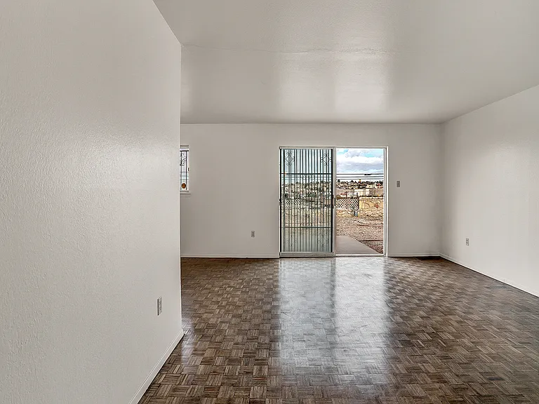 213 Clairemont Dr — Photo 24