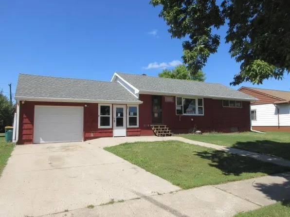8 2nd St NE, Gwinner, ND 58040