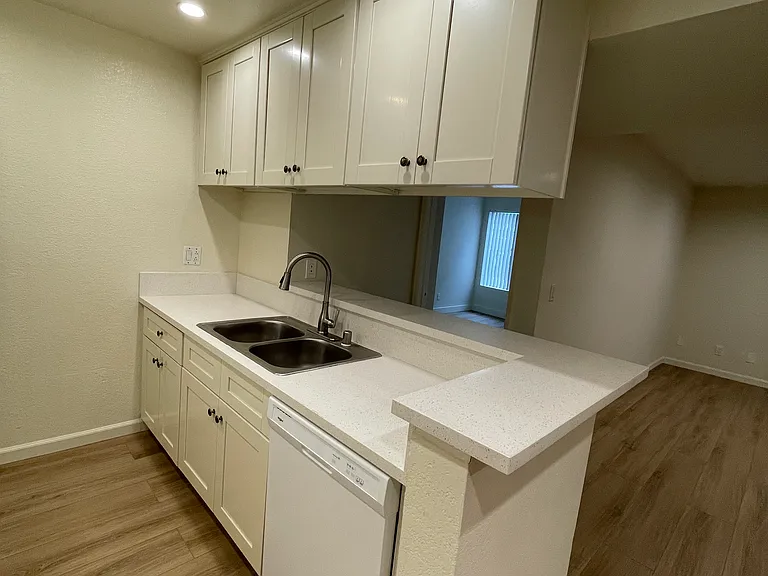 1051 Justin Ave — Photo 10