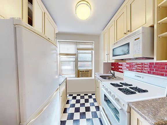 4th image of 520 E 11th St APT 27