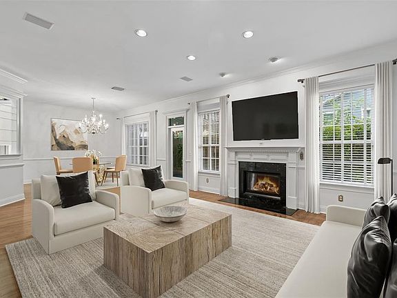 2nd image of 5323 BAYSHORE BOULEVARD #F
