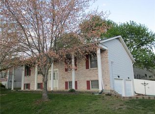 8 Whispering Oaks Dr, Washington, MO 63090
