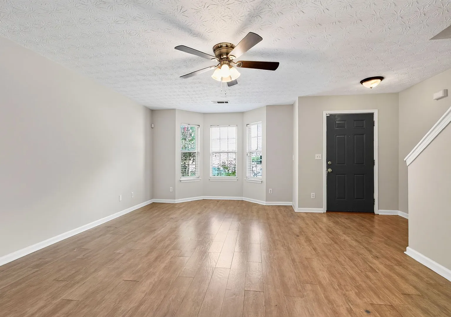 Beautiful 4 Bedroom Home for Rent in Chestnut Lake! — Photo 3