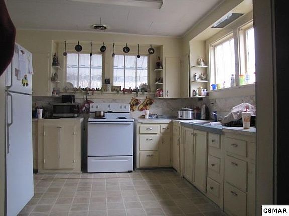 4th image of 226 E Main St