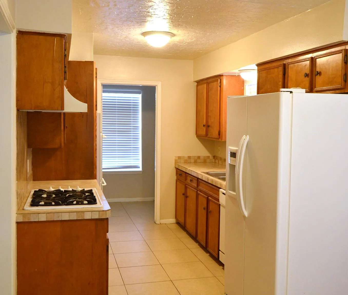3 bed, 1900 sqft, $2,025 — Photo 3