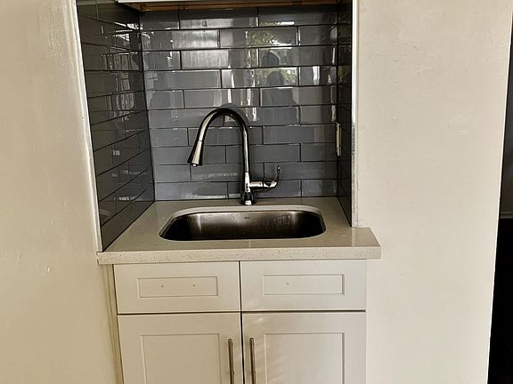 4th image of 1114 Poinsettia Dr APT 8