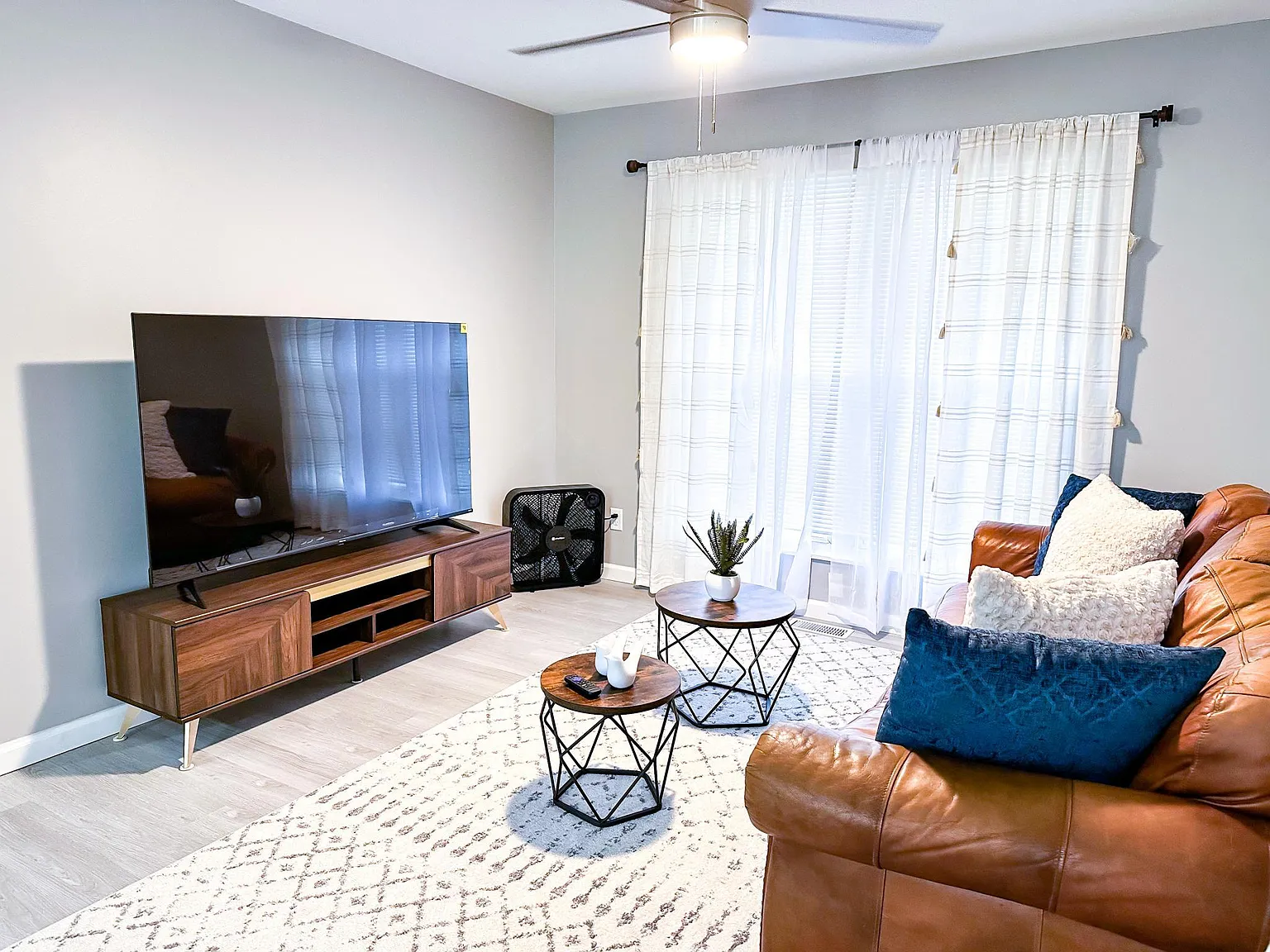4015 Nottingham Dr — Photo 2