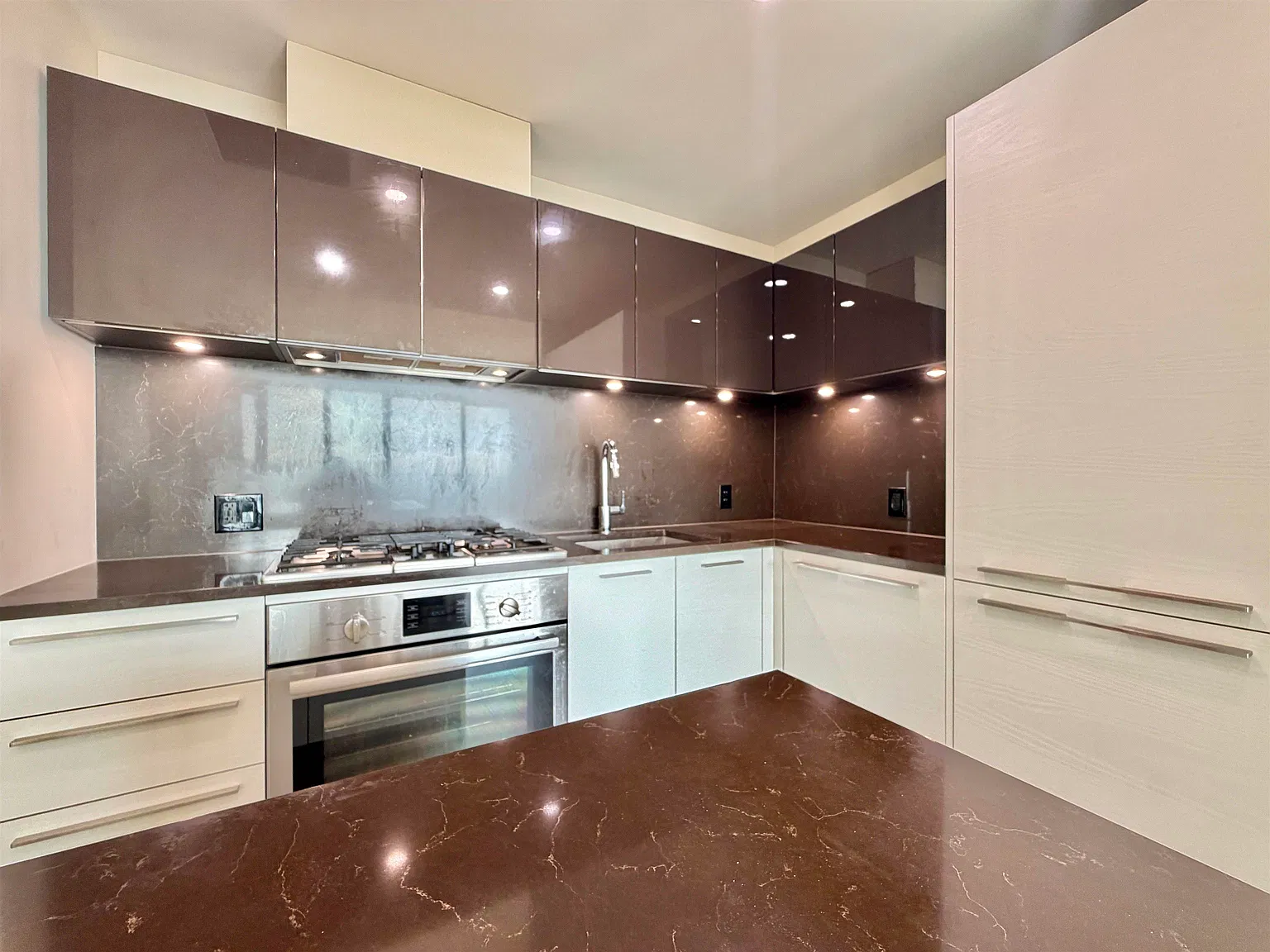 3 bed, 911 sqft, $3,500 — Photo 3