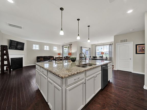 4th image of 176 Sweet Briar Dr