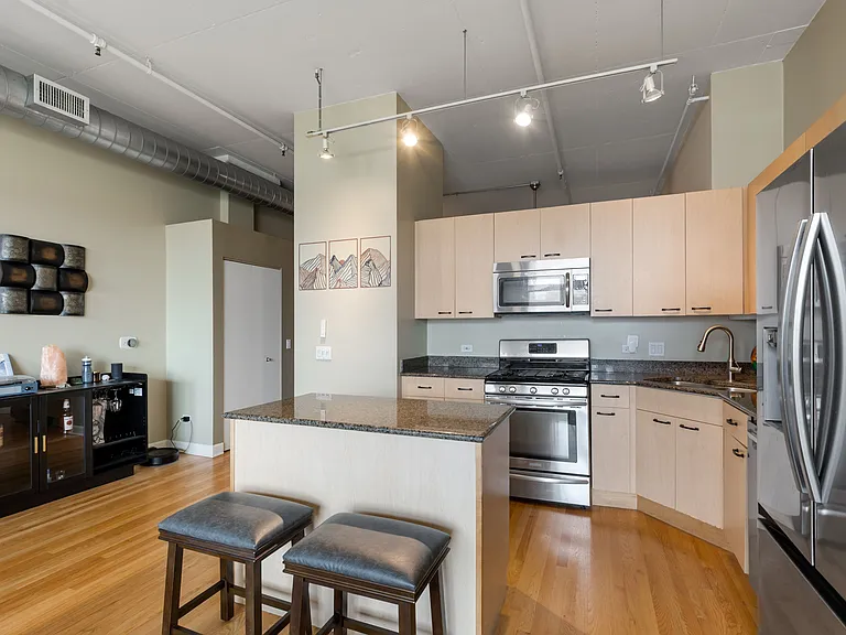 1301 W Madison St #503 — Photo 6