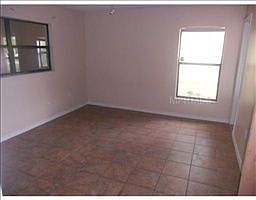5th image of 637 Fresno Ct