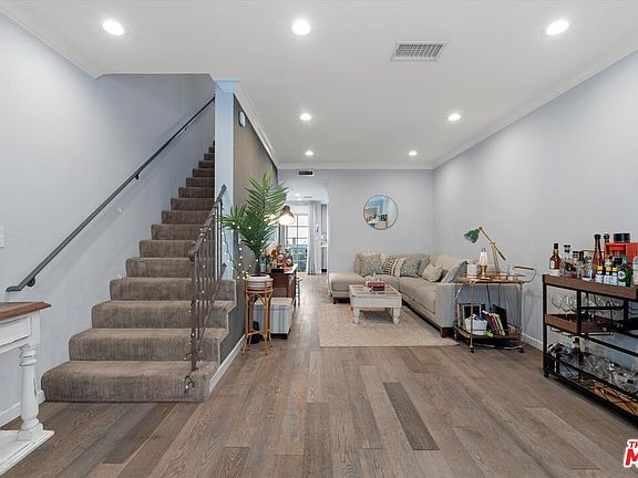 4th image of 13030 Moorpark St APT 4