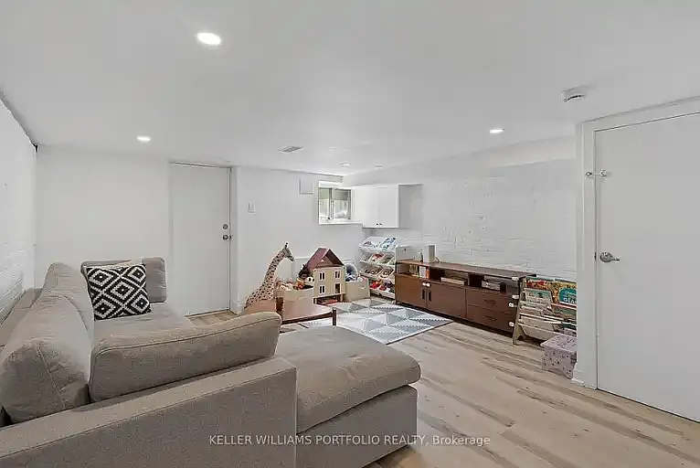 28 Tiverton Ave #1A — Photo 9